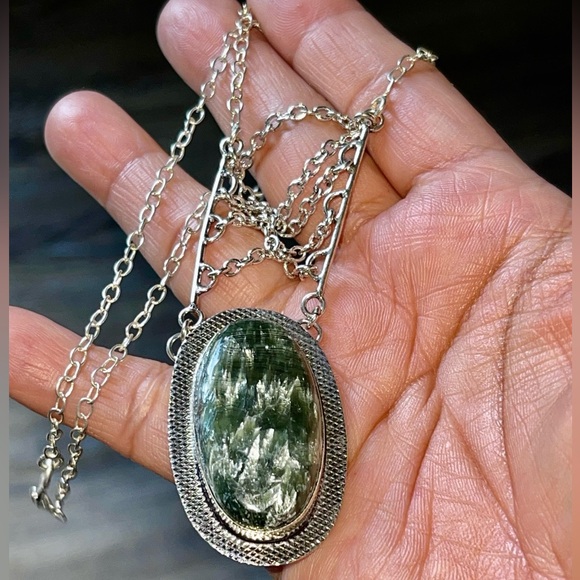 Seraphinite Crystal Pendant Necklace - Picture 6 of 12